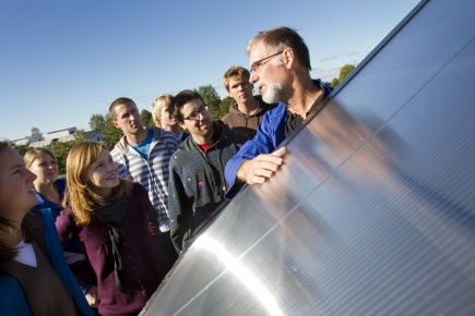 P taket: Petter H Heyerdahl demonstrerer solfangeren, og forklarer studentene hvordan den kan spare miljet for CO2- utslipp. 