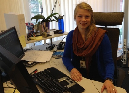 Signe Marie Brandal gir rd om forsikringer p sitt kontor i Gjensidige. 