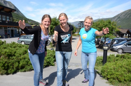 shild (i midten) trives i Lom kommune. Her sammen med to tidligere masterstudenter fra naturbasert reiseliv.