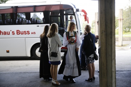 Frste immatrikulering ved NMBU. Nye studenter med studiested Adamstuen ankommer AudMax i s med buss.