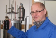 Espen Olsen showing a bottle of oil from pyrolyis of biomass